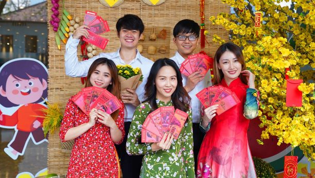 nhin-lai-khong-khi-tet-nham-dan-ron-rang-tren-khap-he-thong-iedg