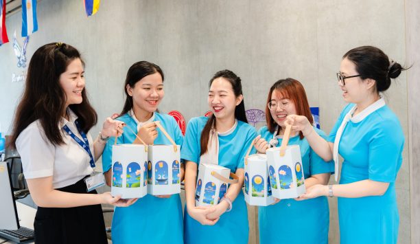 rt-holdings-spreads-love-to-all-members-of-the-group-during-the-mid-autumn-festival