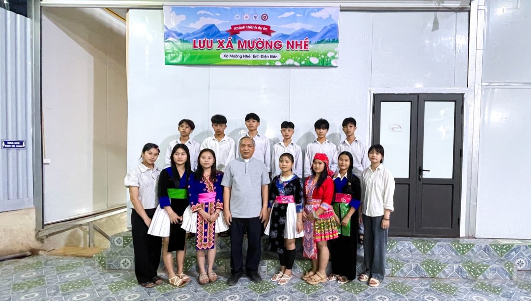 luu-xa-muong-nhe-hoan-thanh-vien-gach-dau-tien-mo-ra-trieu-tuong-lai-cho-tre-em-tay-bac