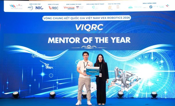 mentor-of-the-year-reveals-the-secrets-to-guiding-students-to-conquer-vex-robotics